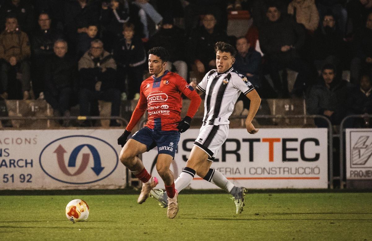 Miguelón Ferrer presiona a un futbolista del Olot en el partido de este domingo.