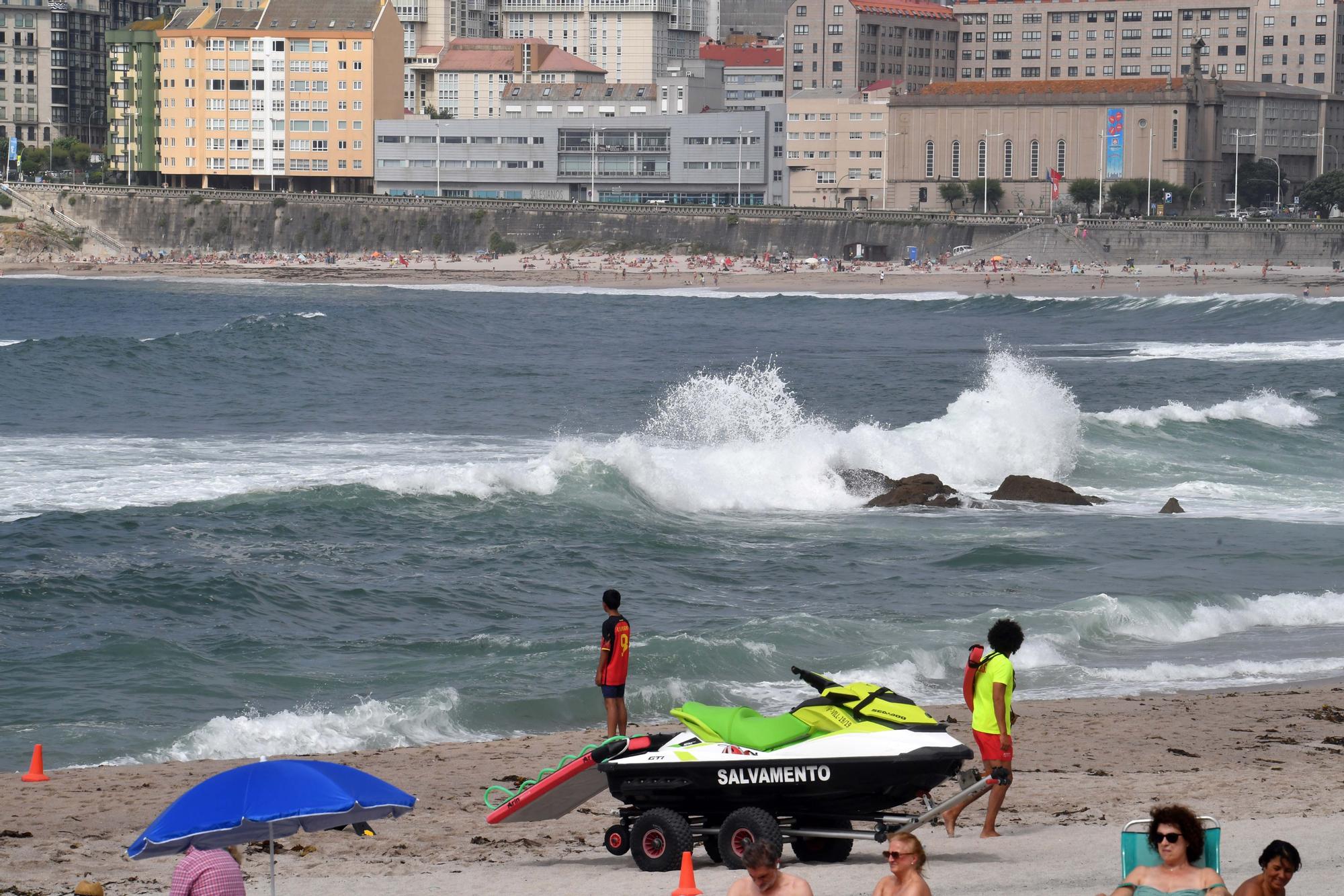 El fuerte oleaje obliga a suspender la primera jornada de la competición de traineras en la Bandeira Cidade da Coruña