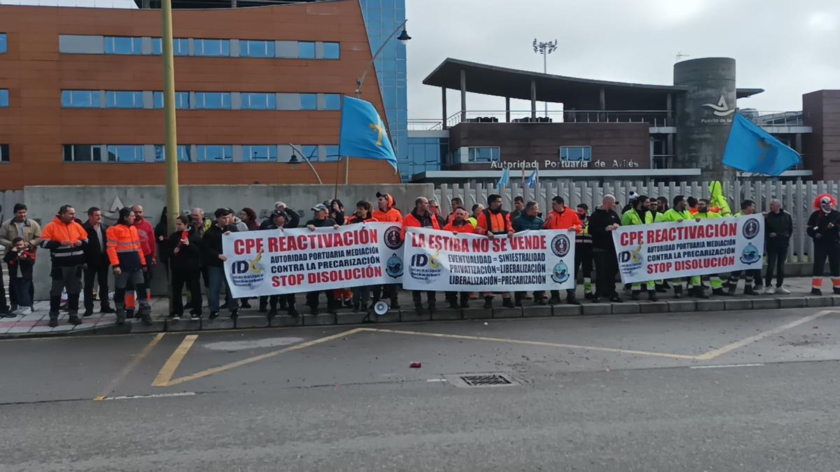 Los estibadores avilesinos, ayer, durante la concentración de ayer.