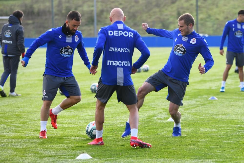 El Deportivo regresa a los entrenamientos tras el descanso con una sesión de larga duración sobre el cesped.