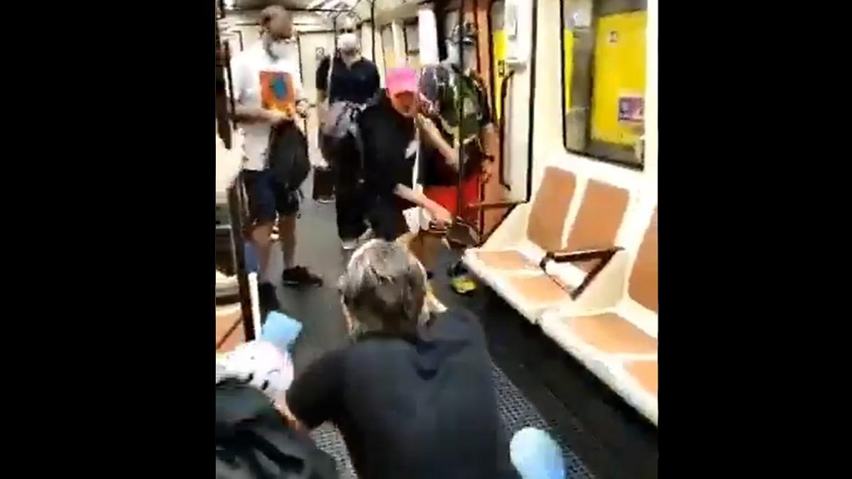 Una imagen de la agresión a un enfermero en el metro de Madrid.