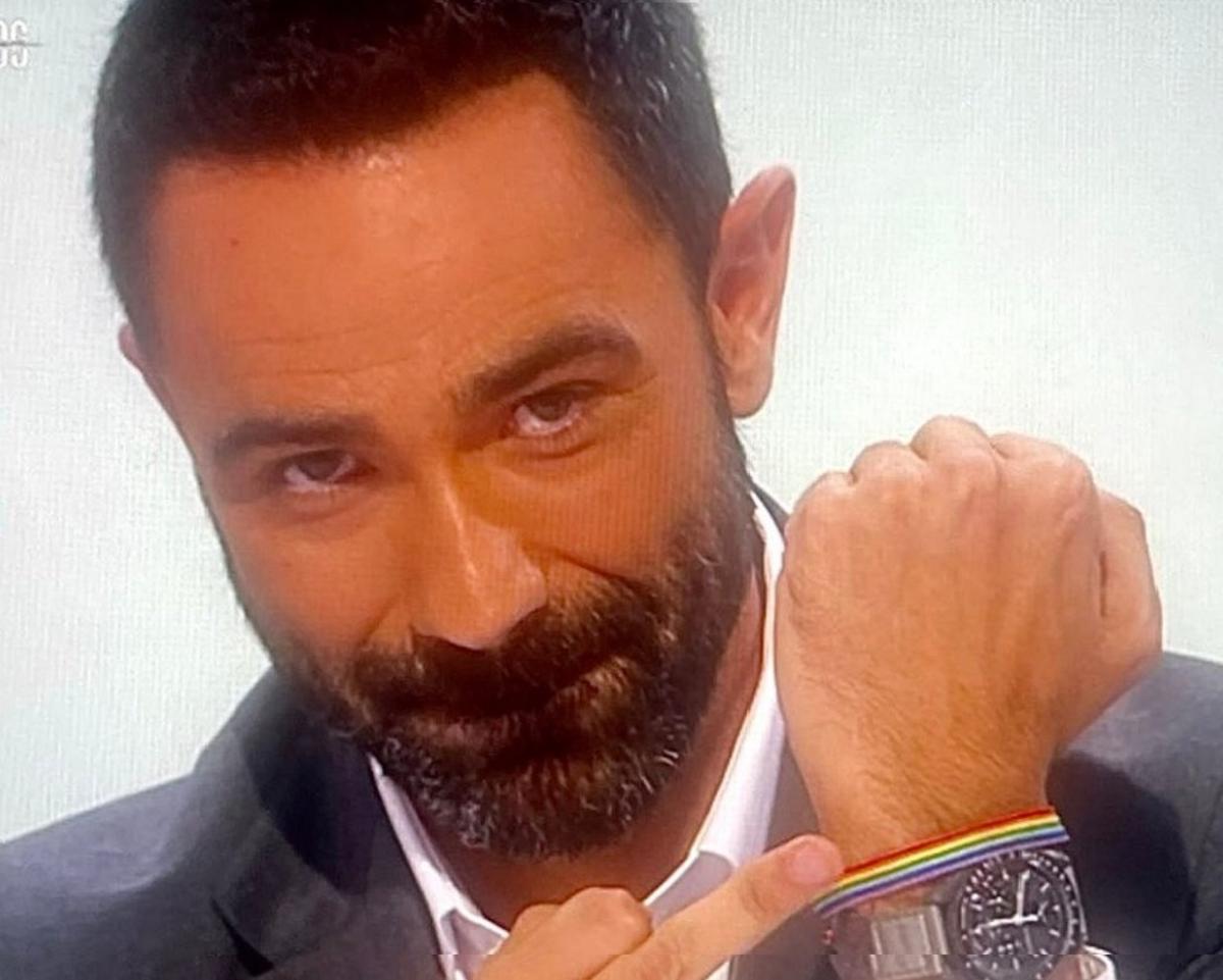 El presentador Jokin Castellón enseña su pulsera.