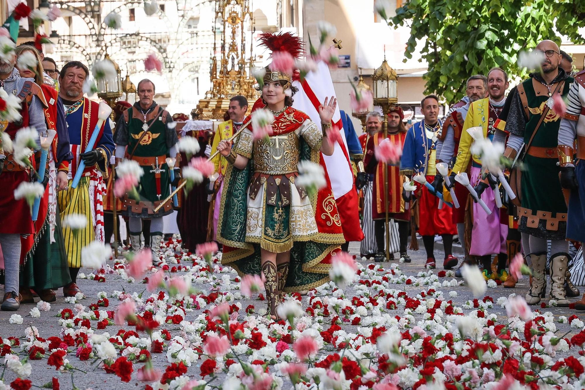 El Sant Jordiet entre claveles en la procesión de la Reliquia