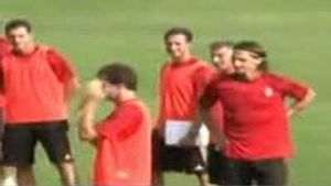 L’exblaugrana Zlatan Ibrahimovic dóna una puntada de peu al seu company Strasser durant un entrenament del Milan. YOUTUBE