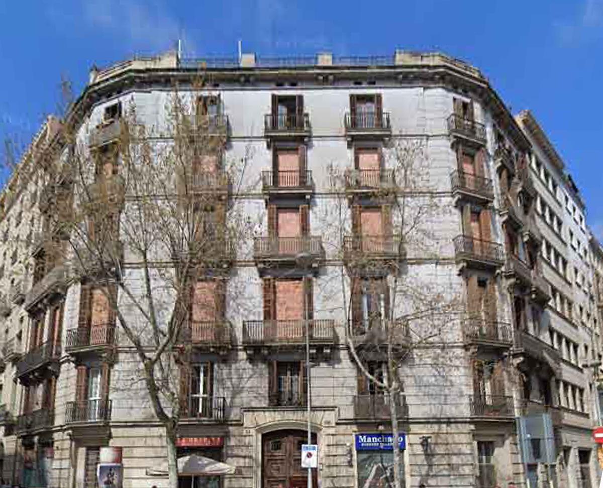 Diputació, 333, una finca ya comprada y con los balcones tapiados tras ser expulsados los vecinos.