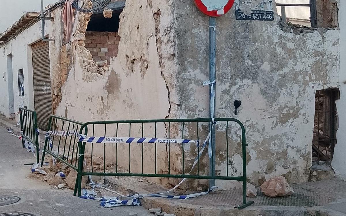 El deteriorado muro de la calle Xàbia de Teulada
