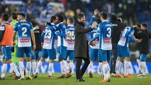 Quique Sánchez Flores felicita a sus jugadores tras la épica victoria ante el Madrid.