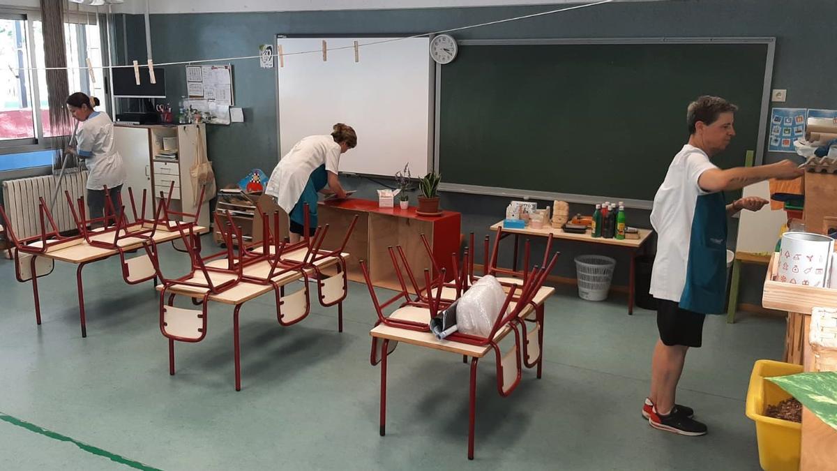 Unas trabajadoras de la actual adjudicataria limpian una de las aulas de Infantil del colegio público Angelina Abad.