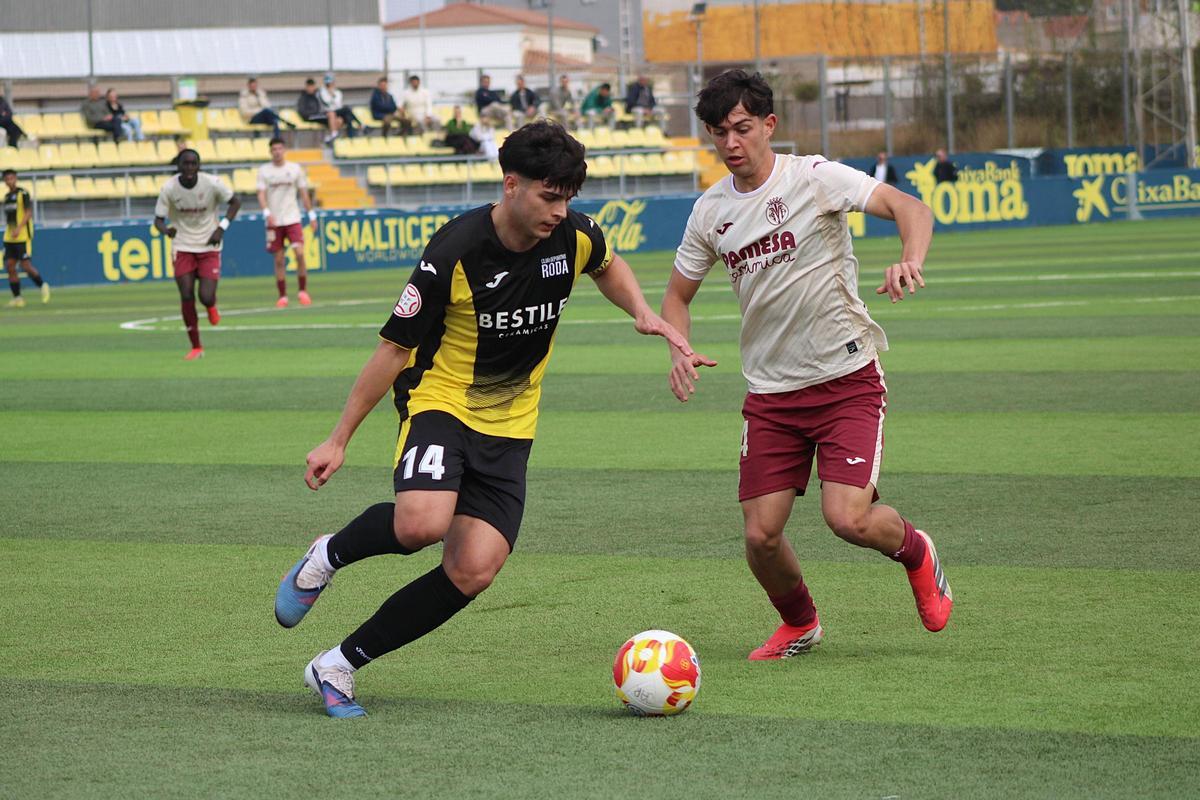 José Gil controla el balón ante la presión del jugador del Villarreal, Marc Pérez.