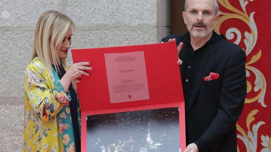 Cristina Cifuentes y Miguel Bosé, ayer, en Madrid.