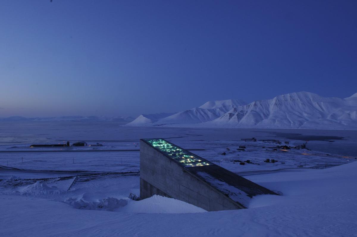 La bóveda de semillas de Svalbard, con su pantalla de fibra óptica sobre la entrada.