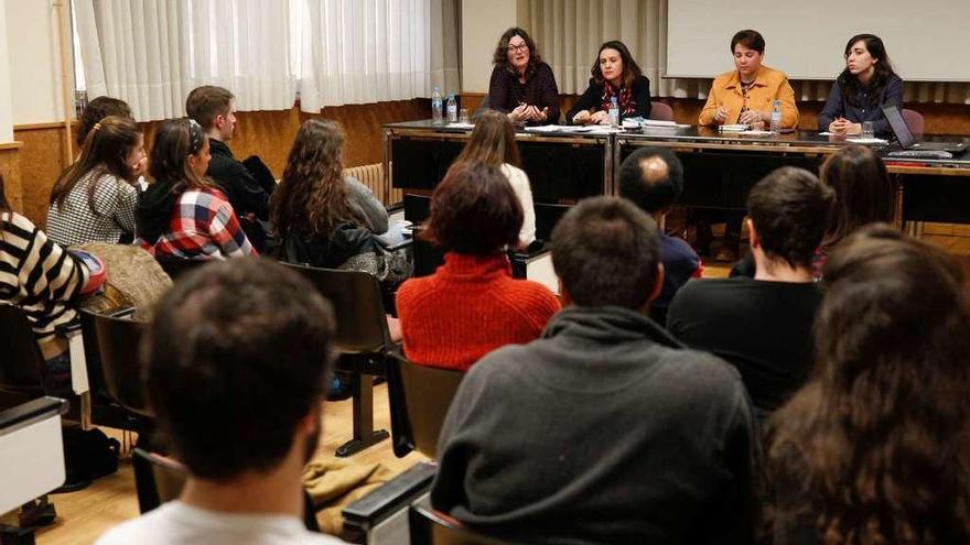 Asistentes a la charla sobre violencia machista organizada ayer en la Facultad de Derecho de la Universidad de Oviedo.