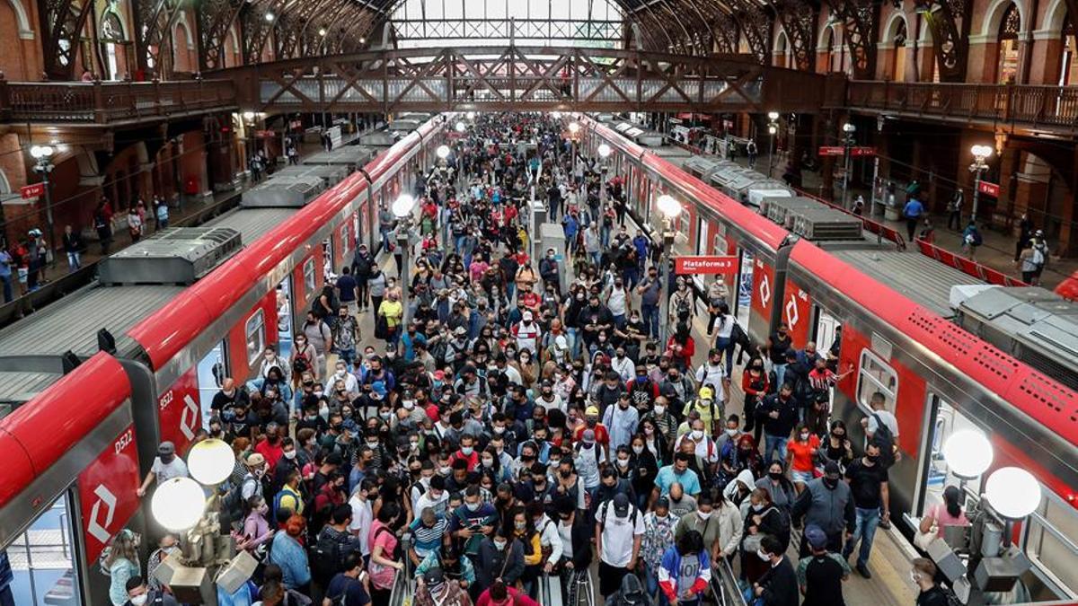 Decenas de pasajeros desembarcan del tren en la estación Luz, en el centro de Sao Paulo.