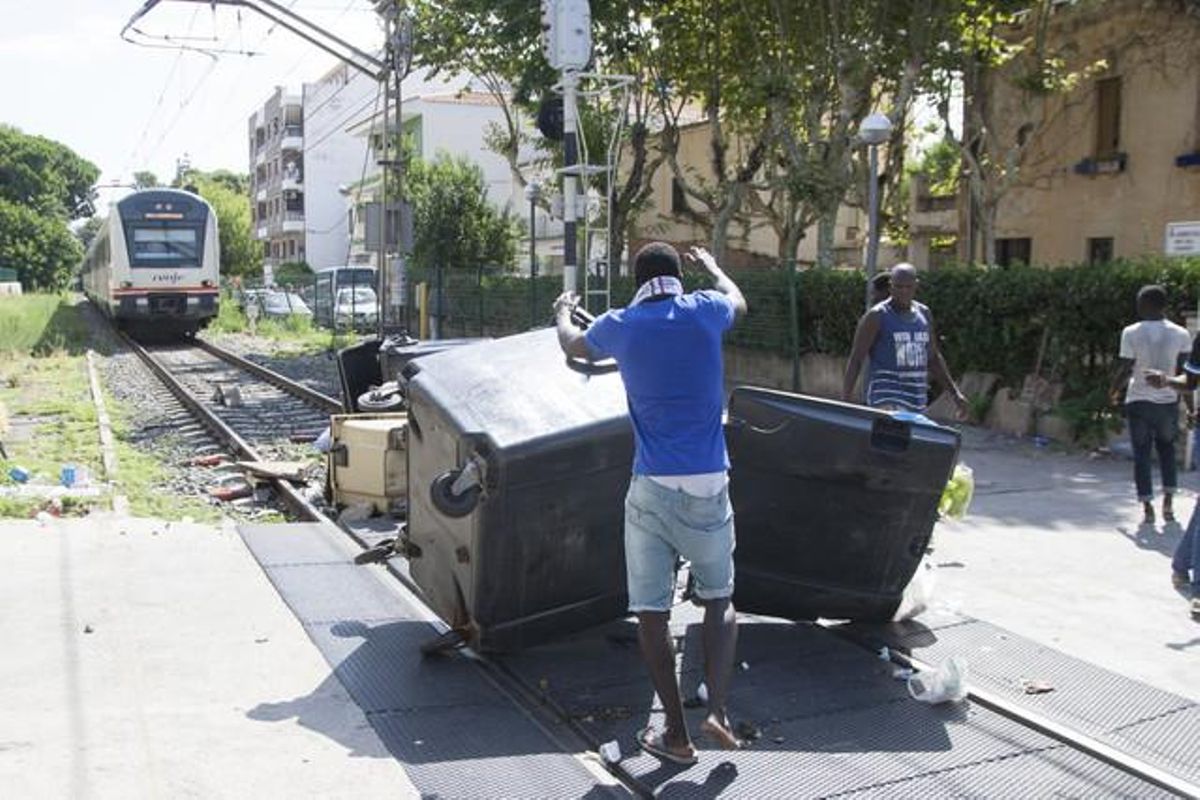 Altercats entre la comunitat senegalesa a Salou i els Mossos d’Esquadra per la mort d’un immigrant durant una batuda policial contra el ’top manta’.