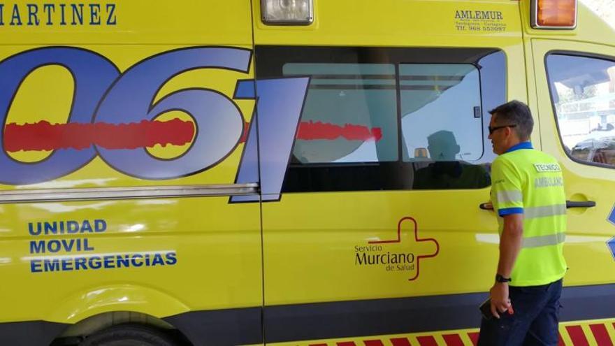 El sanitario agredido, J. A. G., junto a su ambulancia ayer en el centro de salud de Mazarrón.