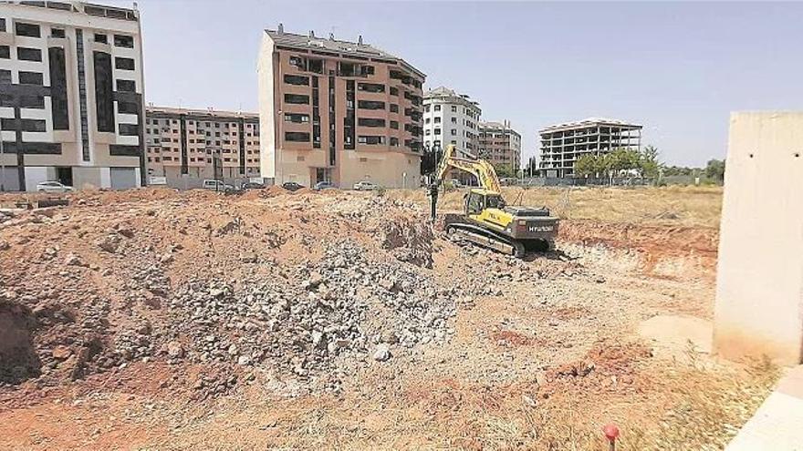 Los trabajos de movimientos de tierras y preparación de la parcela ya ha arrancado para poner en marcha el proyecto de Les Terrasses Residencial en Vila-real.