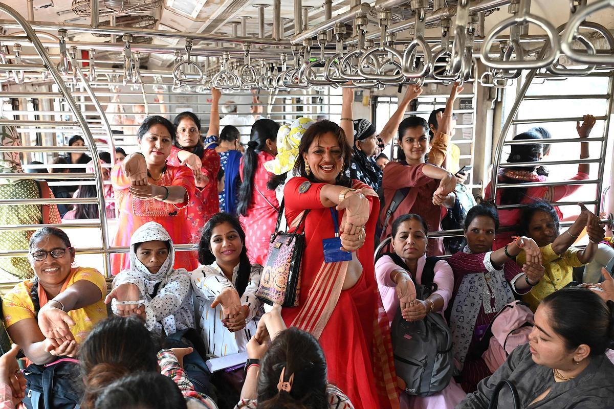 Yoga en el tren en India para celebrar el 8-M