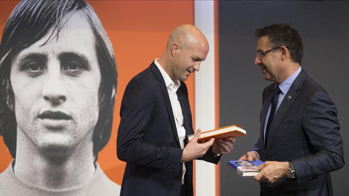 Jordi Cruyff y Bartomeu durante la presentación del libro de Johan Cruyff