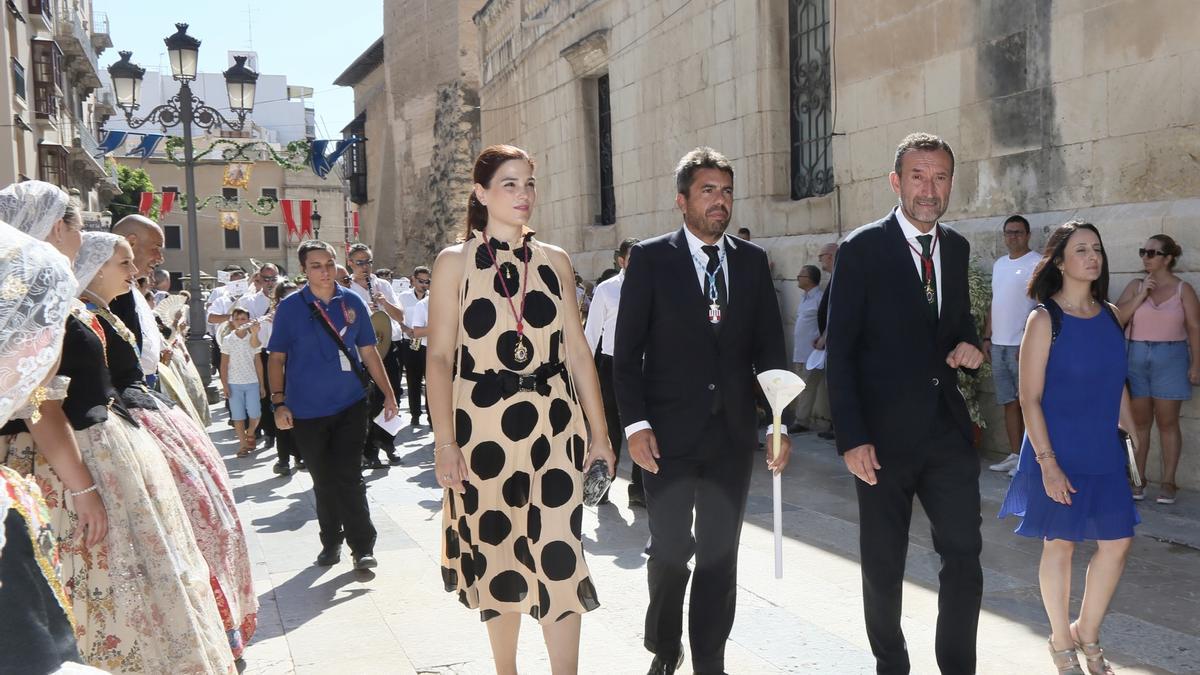 El presidente de la Diputación, Carlos Mazón, junto al alcalde de Elche, Carlos González, y la edil de Cultura, Marga Antón.