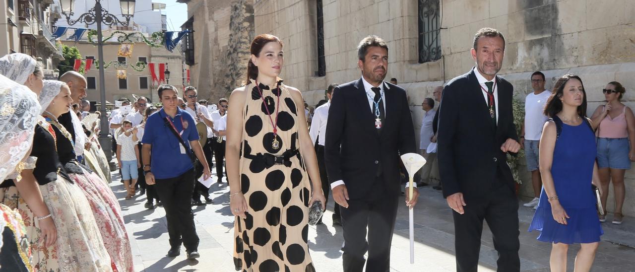 El presidente de la Diputación, Carlos Mazón, junto al alcalde de Elche, Carlos González, y la edil de Cultura, Marga Antón.