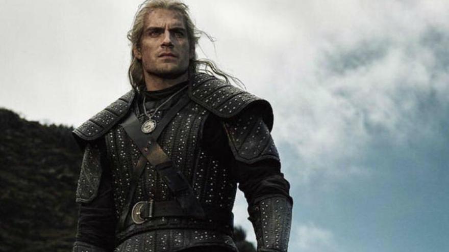 Henry Cavill, caracterizado como el brujo Geralt, en la serie The Witcher