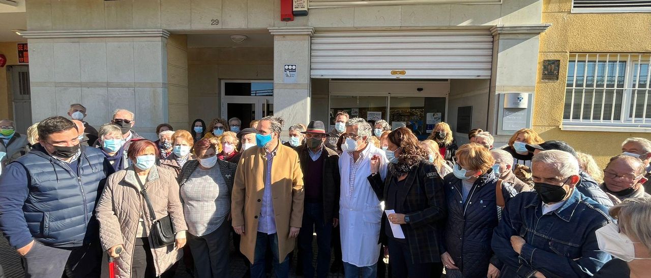 Los vecinos, en protesta ante el centro de salud, arropando al médico Carlos Fernández.