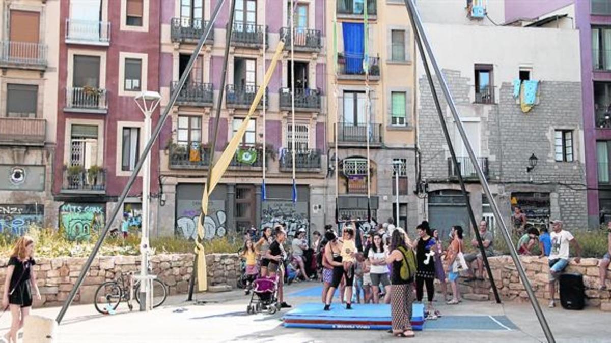Actividad de 'EnCircant el barri' realizada el pasado verano en la calle de Mestres Casals i Martorell.