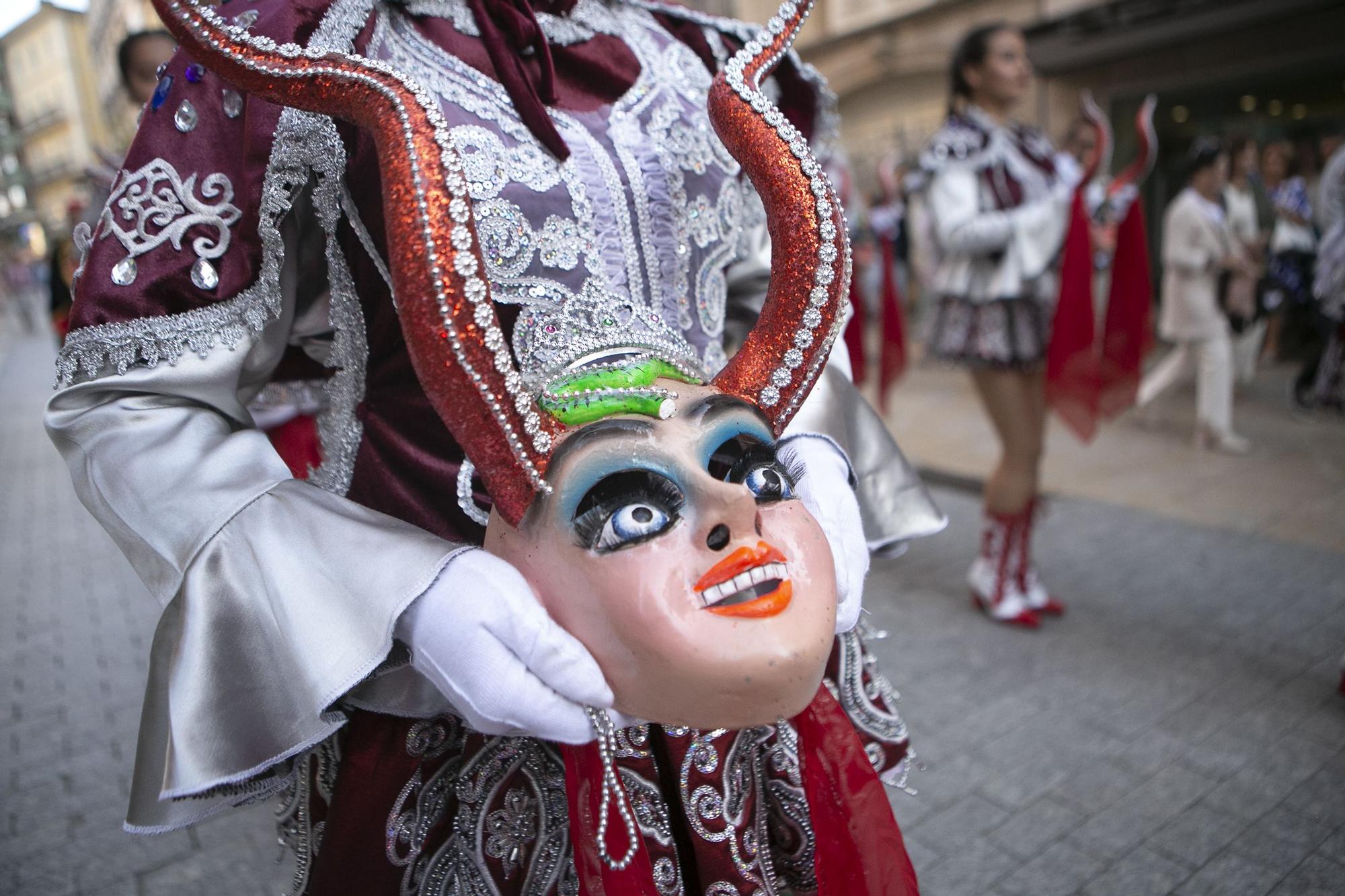 El festival de música y danzas populares llena las calles de Avilés de color