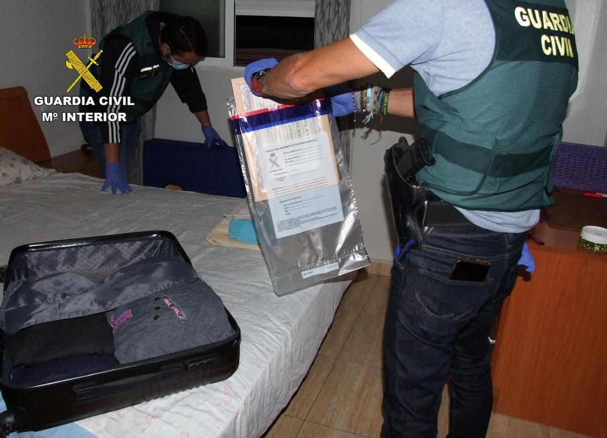 Registro de la Guardia Civil en casa del detenido.