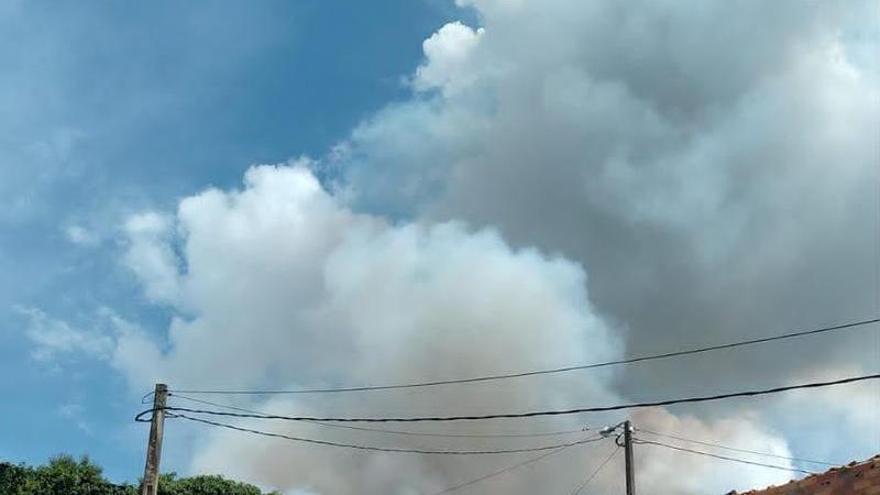Un incendio forestal en Boborás, que afecta al Castro de Xurenzás, moviliza un amplio dispositivo de extinción