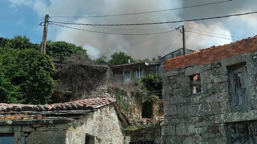 Estabilizado el incendio forestal de Boborás, que afecta al Castro de Xurenzás, tras quemar una superficie estimada de trece hectáreas