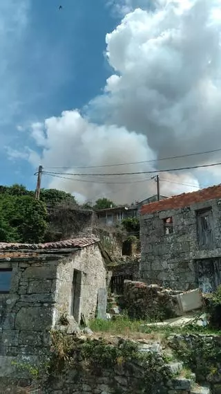 Un incendio forestal en Boborás, que afecta al Castro de Xurenzás, moviliza un amplio dispositivo de extinción