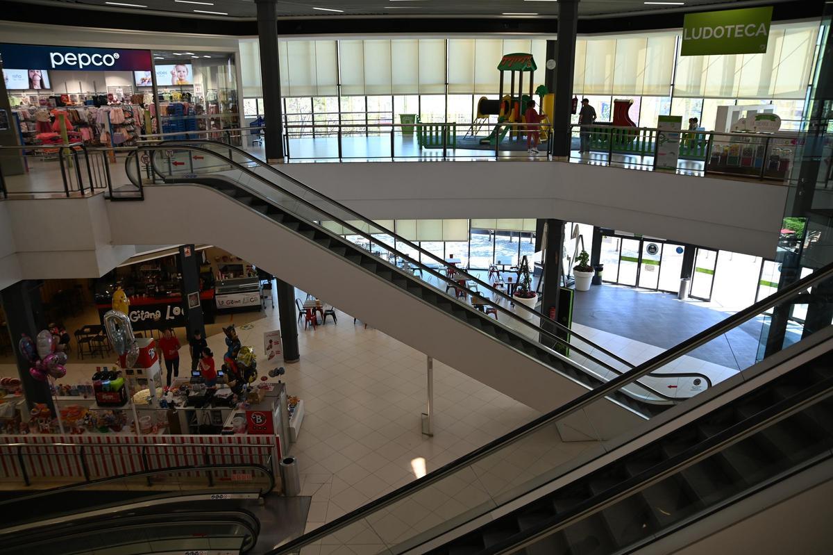 Interior del Centro comercial La Sierra.