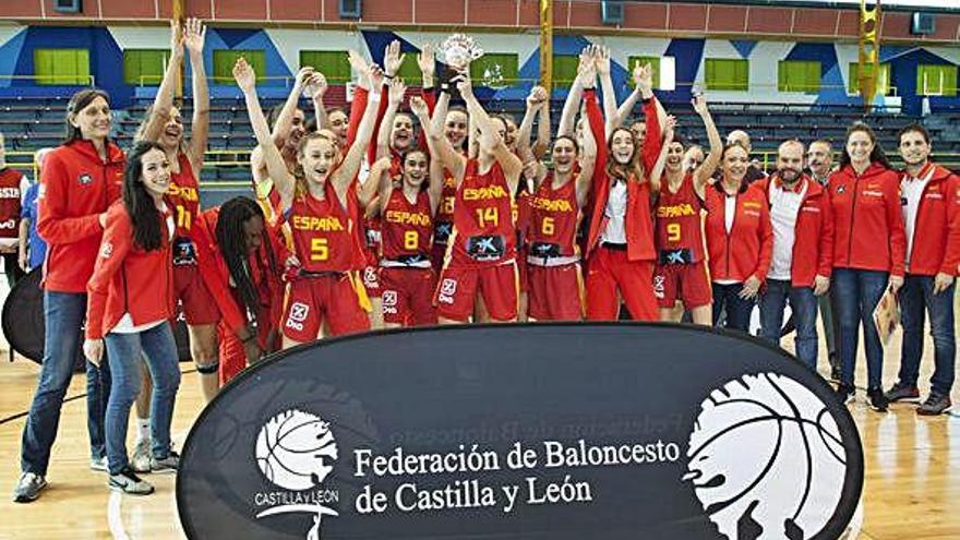 El equipo español, celebrando su victoria final en el Memorial Juan de Mena.