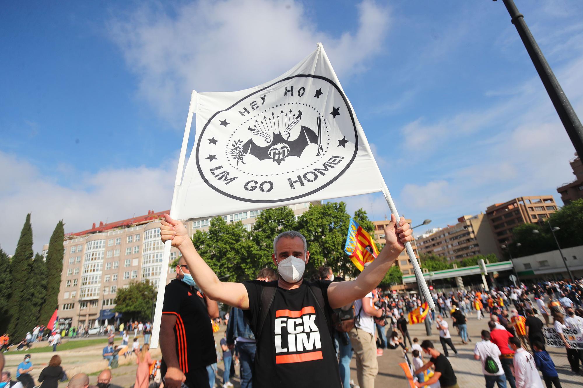 Las imágenes de la marcha de la afición valencianista contra Lim