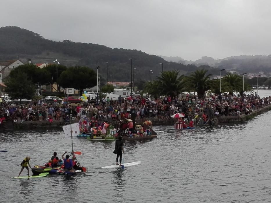 "Flota como poidas" llena el estuario del río Miñor de improvisados e ingeniosos artefactos flotantes.