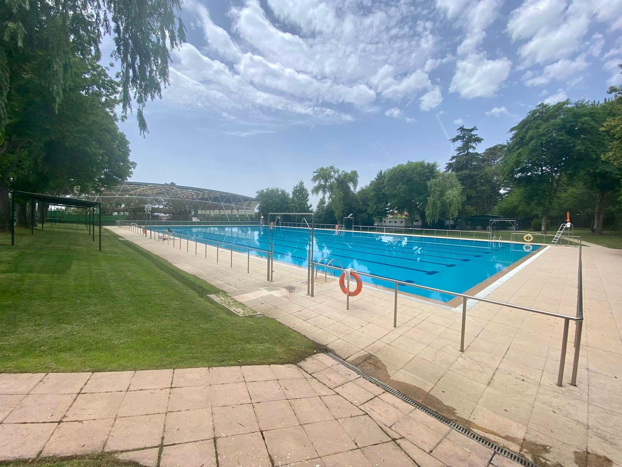 Piscina Municipal de Malpartida de Plasencia, lista para la temporada de baños.