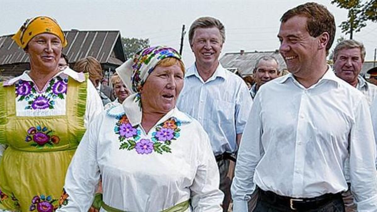 Campesinas rusas de gala dan la bienvenida a Medvédev.