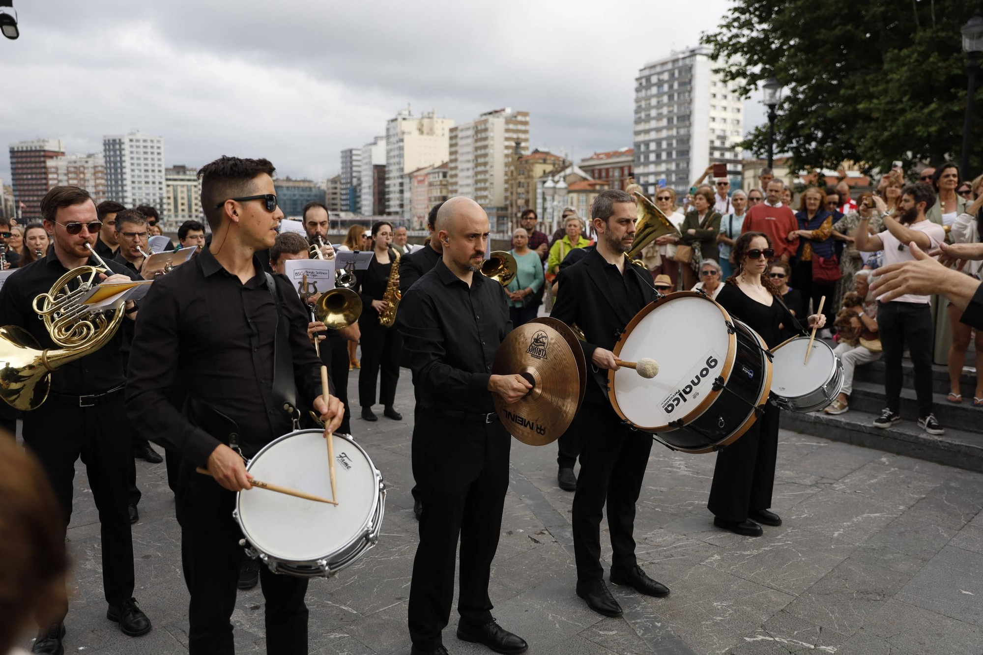 Pétalos, incienso, niños... así fue la procesión del Corpus Christi en Gijón (en imágenes)