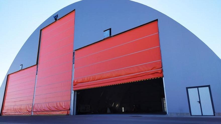 Ultiman la puesta a punto de un hangar de mantenimiento de aviones en el aeropuerto de Castellón