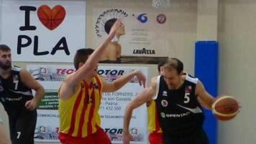 Sergio Rodríguez intenta superar a David Martínez.
