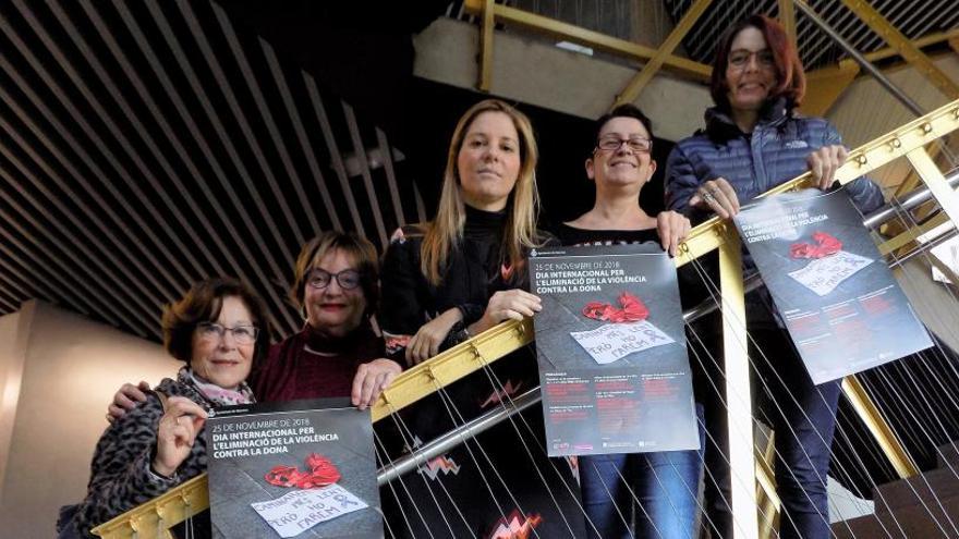 Responsables dels actes a Manresa amb el cartell