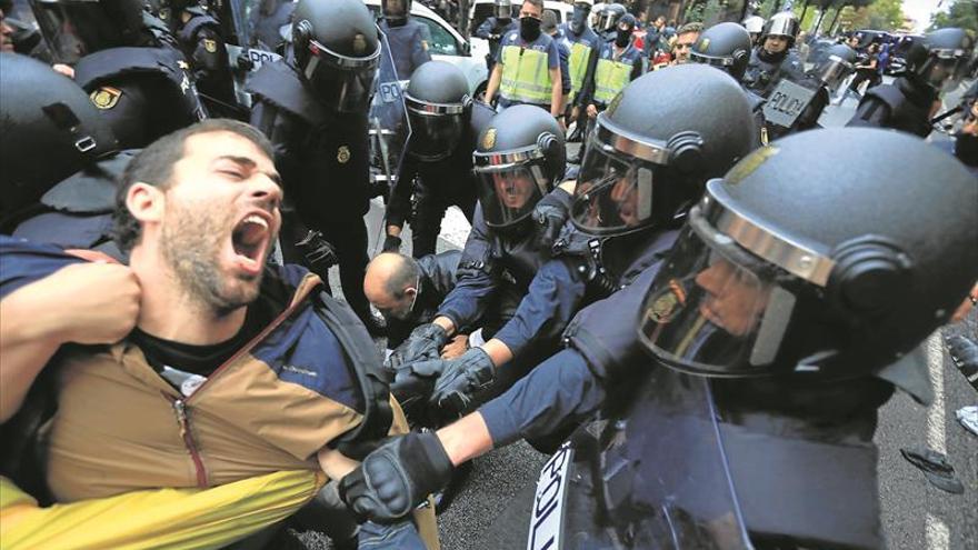 Las cargas policiales y una insólita votación marcan una tensa jornada