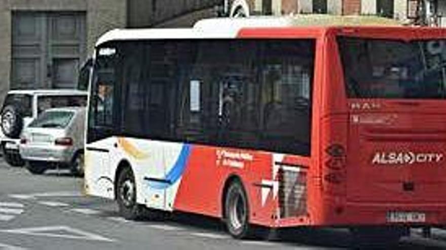 El bus urbà de Berga a la plaça de la Creu, a final de l&#039;any passat