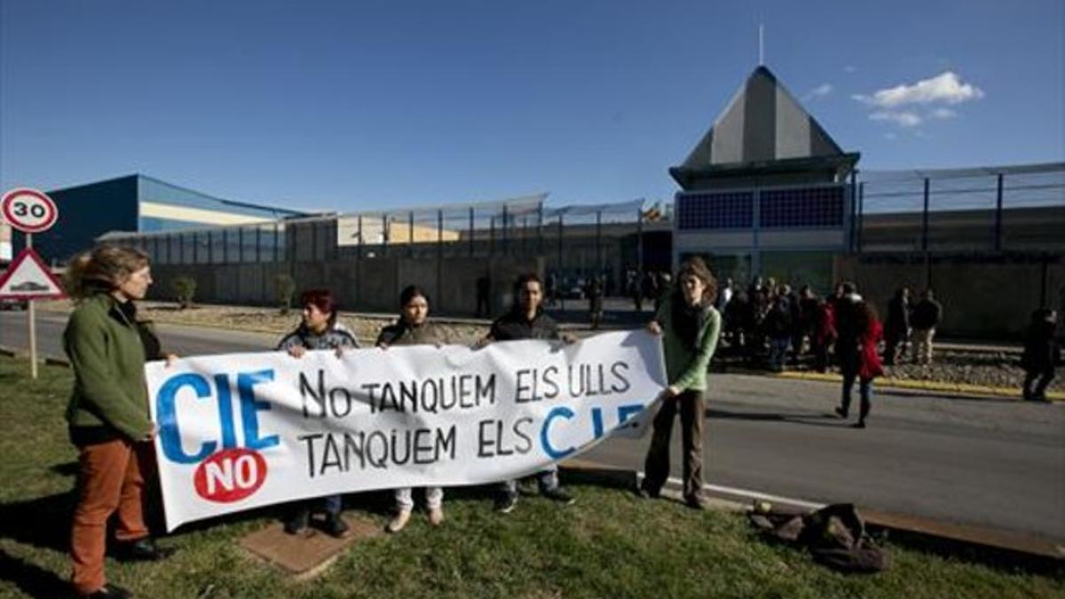 Protesta ante el centro de internamiento de la Zona Franca, en Barcelona, en el 2014.