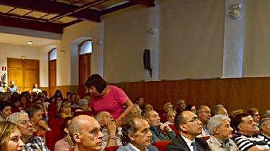 La sala de La Encomienda completó el aforo.