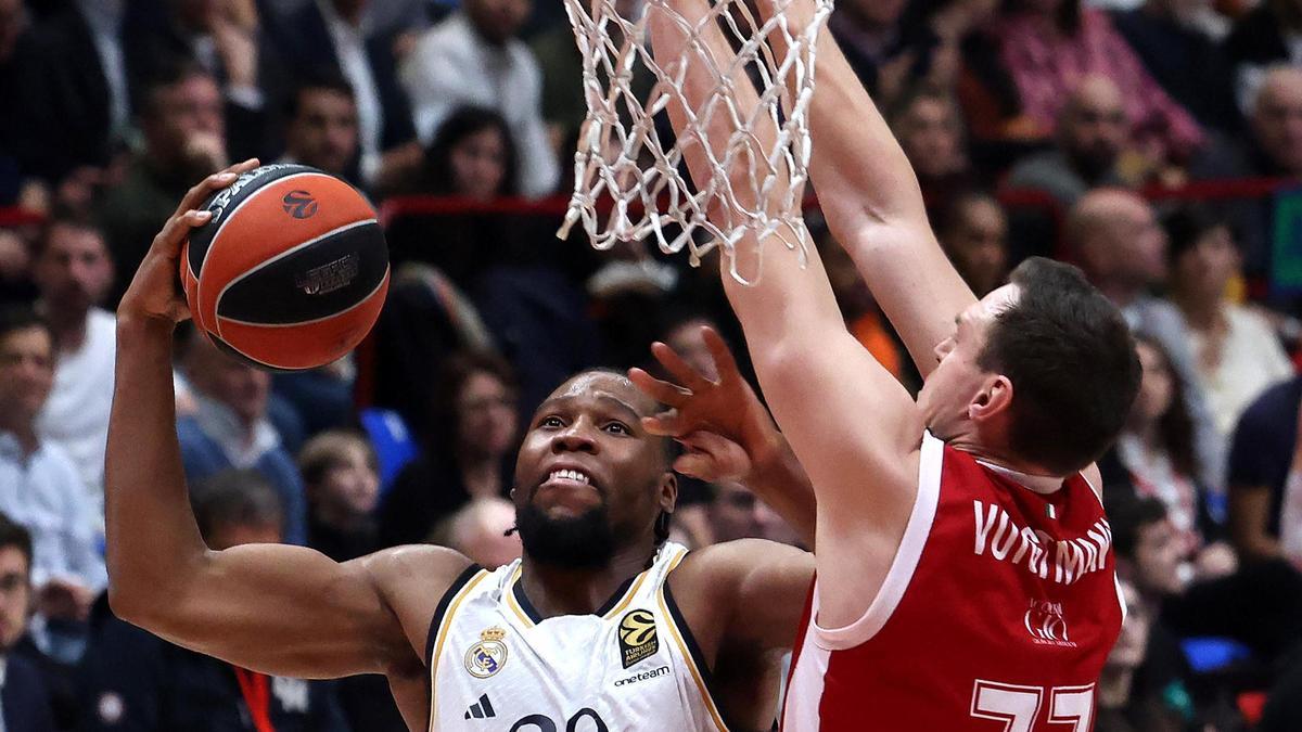 Yabusele intenta una canasta ante Voigtmann durante el Milán - Real Madrid.