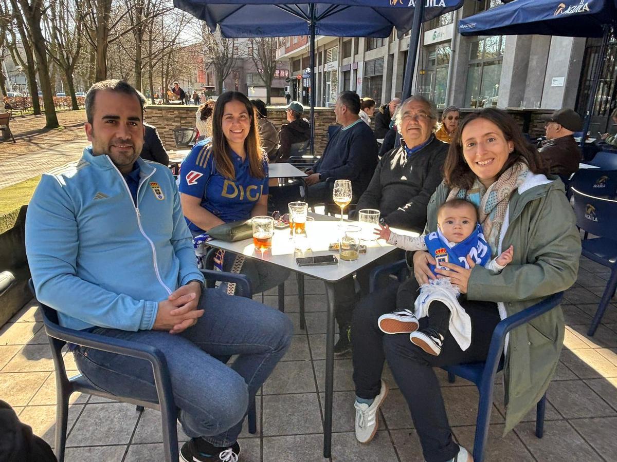 Por la izquierda, Amaro y Paula Valdés, Tino Valdés, Estefanía Martín, Sira Valdés, de cinco meses