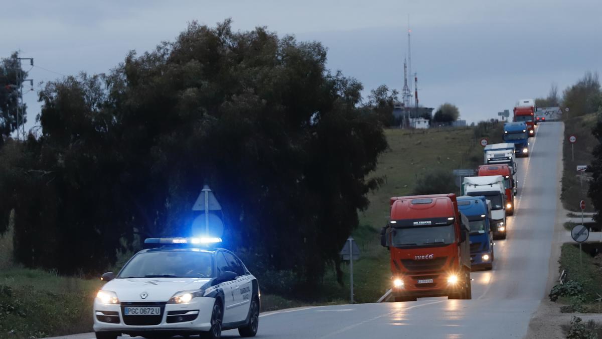 La Guardia Civil escolta un convoy de camiones en Los Pedroches, durante los primeros días de la huelga..