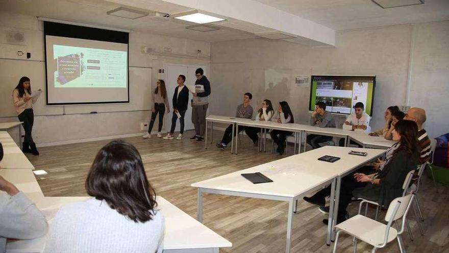 Alumnos de Los Sauces defendiendo su proyecto ante compañeros, la director del instituto y el coordinador de la Universidad de León.
